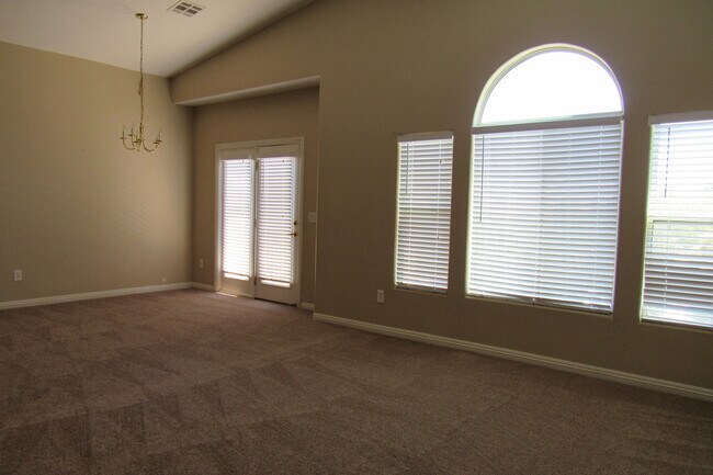 Foto del edificio - AMAZING 2 STORY TOWNHOME LOCATED IN A GATE...