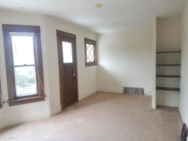 Building Photo - 3 br, 1 bath Apartment - 3266 N Newhall St