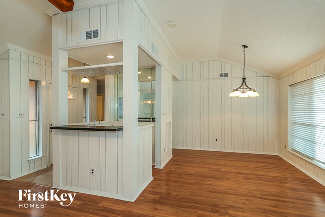 Building Photo - 613 W Castle Harbour Dr