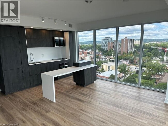 Building Photo - 370 Martha St