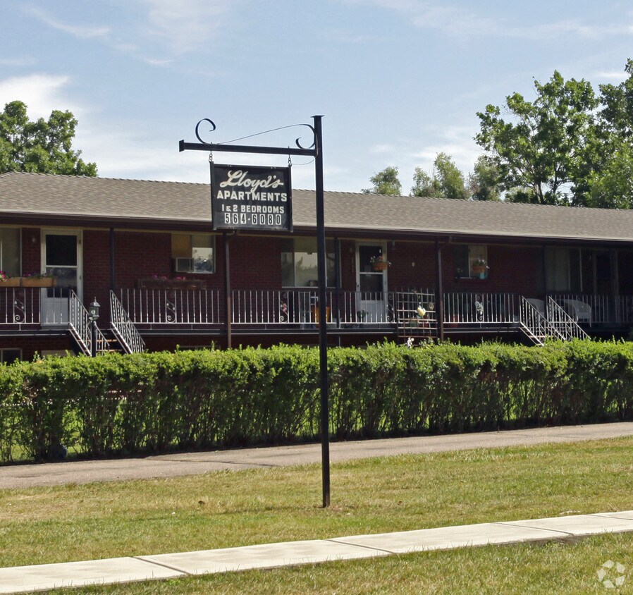 Apartamentos Lloyd - 7250 - 7290 Newton St