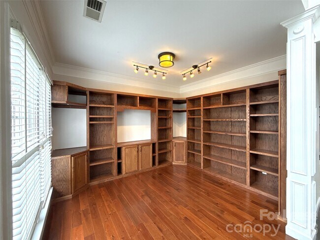 Foto del edificio - 14504 John Beck Dr