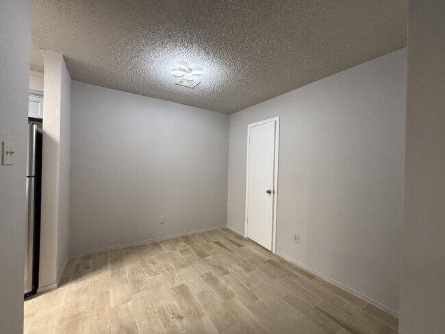 Building Photo - 9383 Pagewood Ln