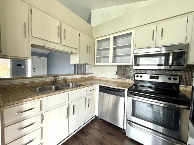 Building Photo - 3 Bedroom 2 Bathroom Home!