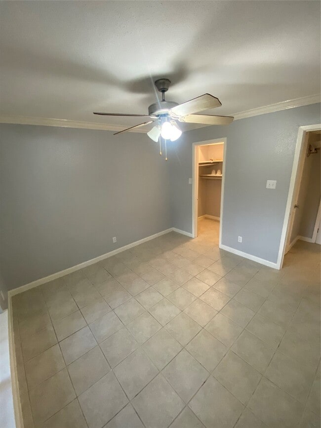 Building Photo - 3900 Woodchase Dr