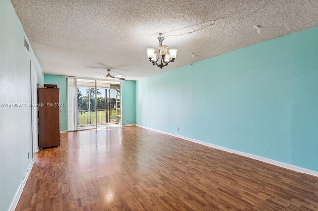 Foto del edificio - 9811 N Hollybrook Lake Dr