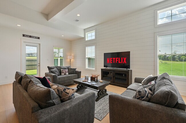 Foto del edificio - 5040 Mooney Fls Dr