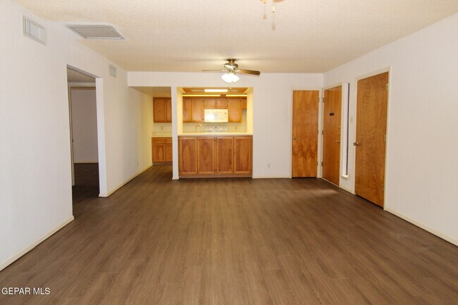 Foto del edificio - 7465 Stoney Hill Dr