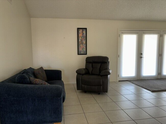 Foto del edificio - SINGLE LEVEL 3 BEDROOM 2 BATH 2 CAR GARAGE 1750 SQ FT HOME DOBSON RANCH