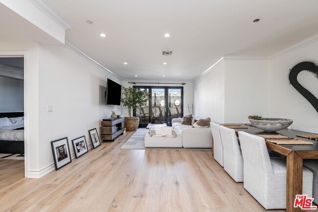 Building Photo - 122 N Clark Dr