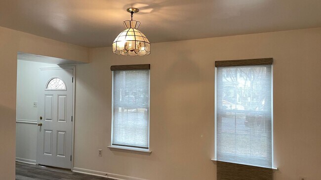 Foto del edificio - Single Family Home in Woodbridge