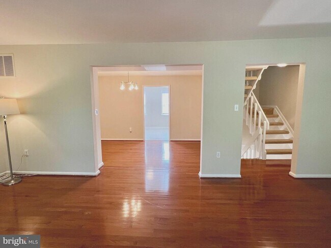 Foto del edificio - 8124 Larkin Ln