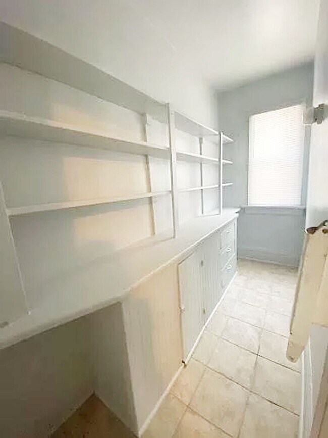 Foto del edificio - 2407 N Frederick Ave