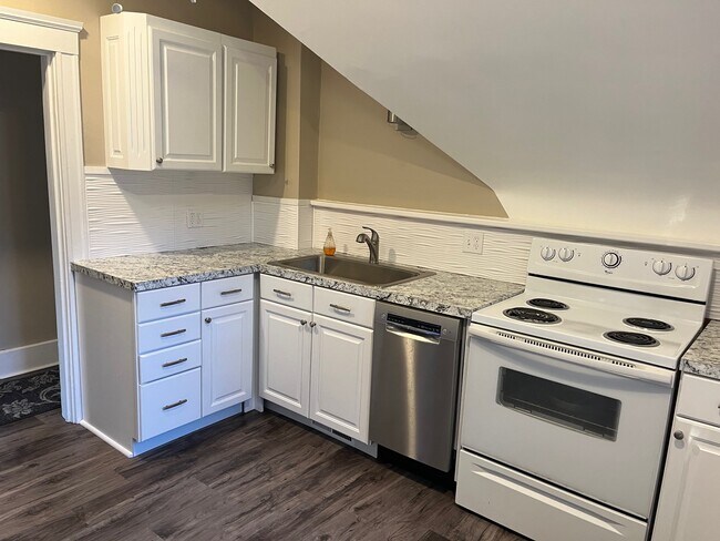 Kitchen-stove/dishwasher - 1605 S State St