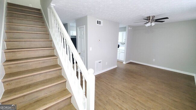 Building Photo - 2051 Sitser Ln
