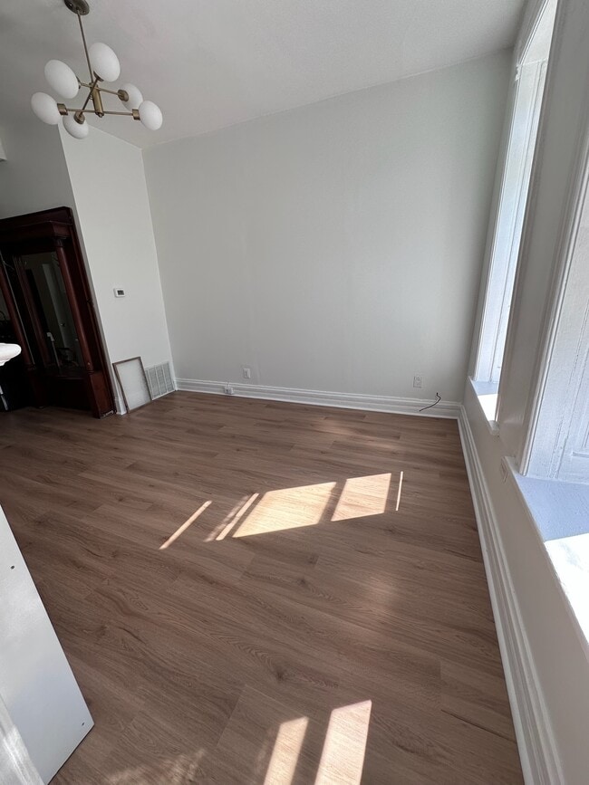 Living room - 1047 N California Ave