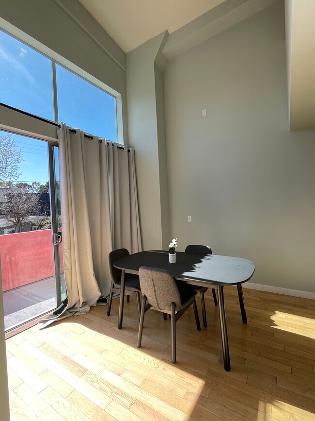 Dining area - 2640 Lincoln Blvd