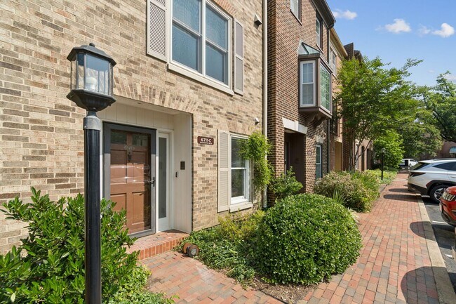 Foto del edificio - Wonderful, 4 level Arlington Brick townhome!