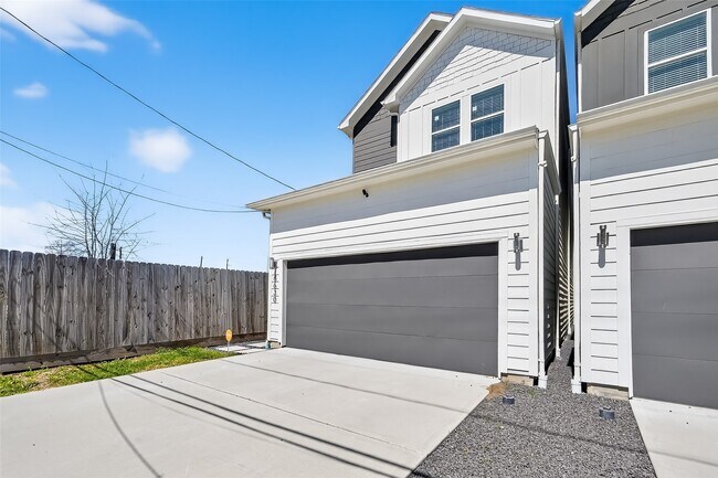 Foto del edificio - 6630 Highrock Rd