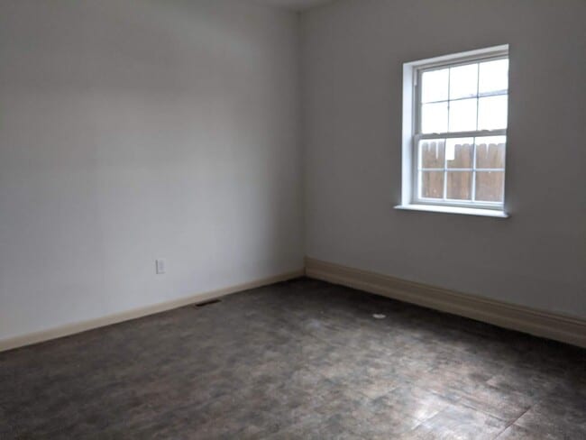 Building Photo - 433 E 6th St