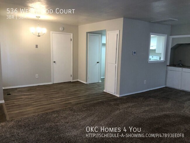 Building Photo - Duplex with Easy Access to the Outlet Mall!