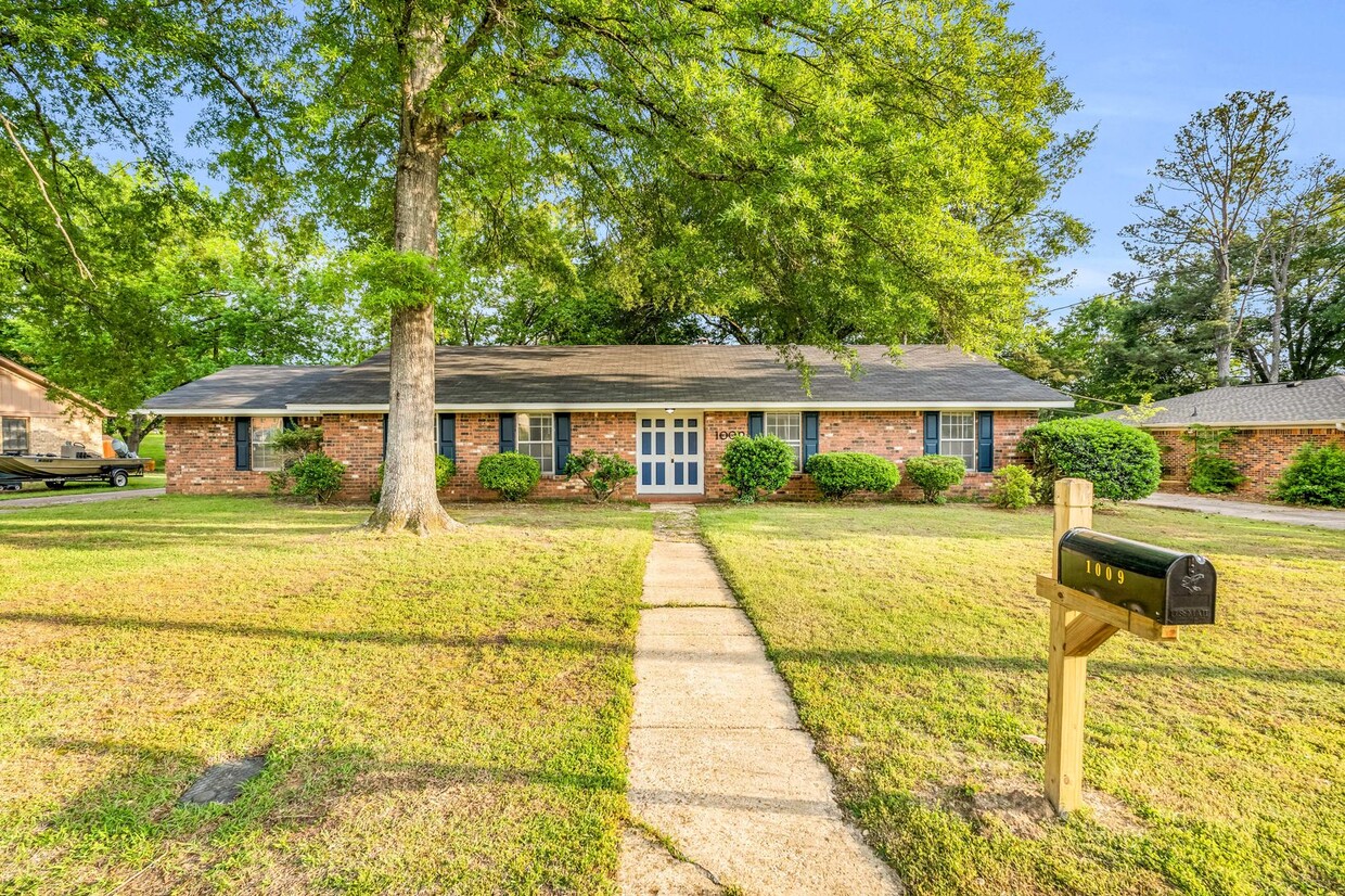 Primary Photo - Renovated 4 Bedroom 2.5 Bath Home for Rent!