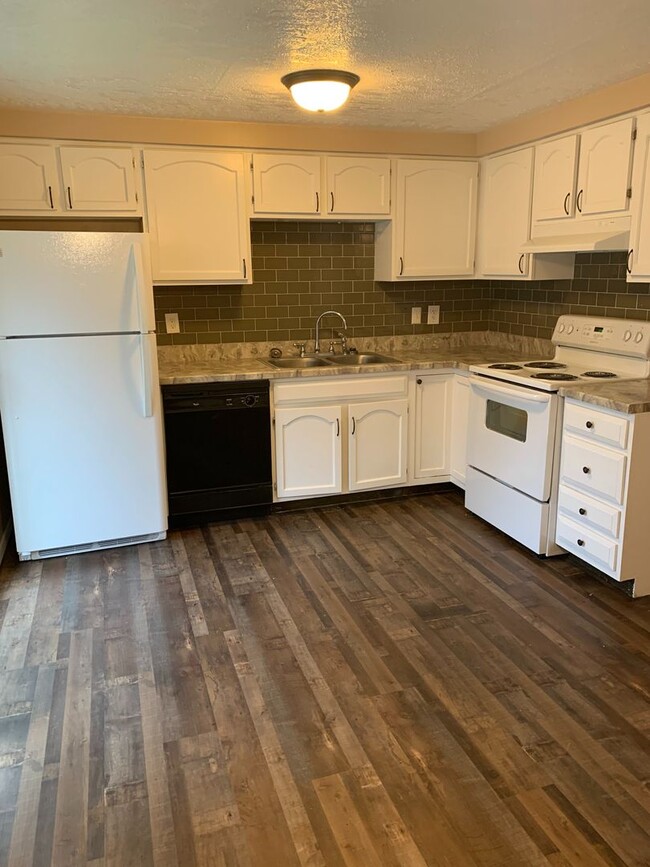 Foto del edificio - Large 2 Bedroom 1 Bath Apartment