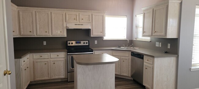 Foto del edificio - Spacious 4/2/2 on a Corner Lot