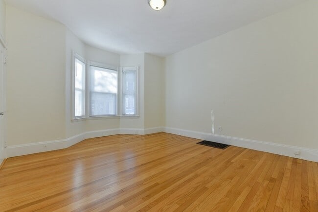 Building Photo - 458 E 7th St