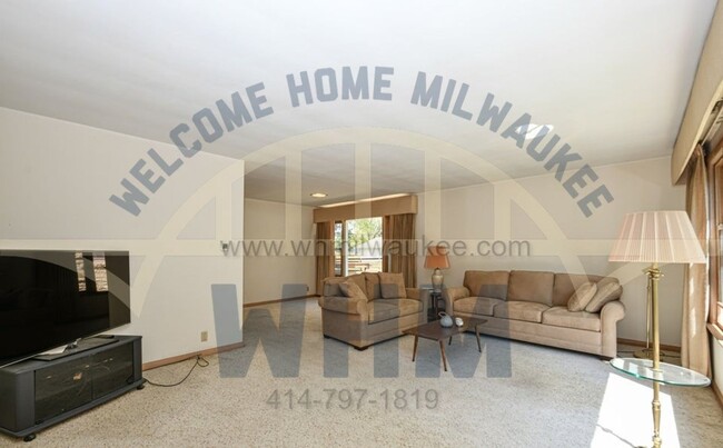Building Photo - COMING SOON Welcome Home to this Charming ...