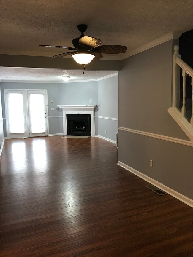 Living/Family Room w/Fireplace - 5416 Park Pl S