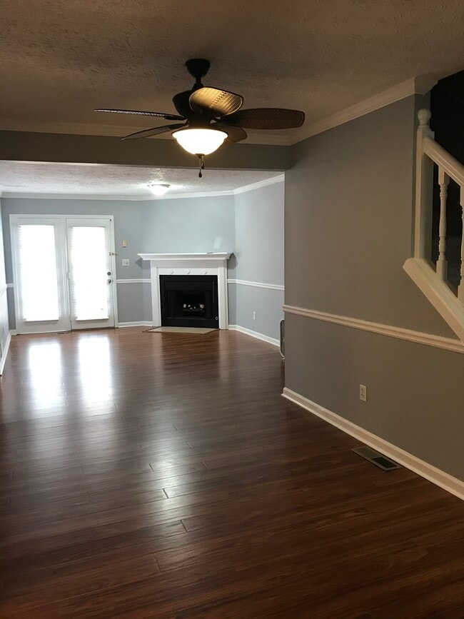 Sala de estar/familiar con chimenea - 5416 Park Pl S