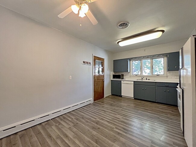 Building Photo - Updated 2+ bedroom by the Stadium $1175