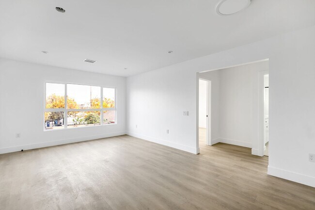 Foto del interior - Modern 1 & 2 Beds in Vibrant Hollywood: 5606 Lexington Offers Gated Entry & In-Unit Laundry!