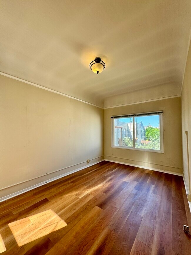 Foto del edificio - Huge top floor flat on Polk Street - Roomm...