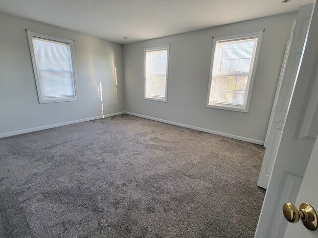 Building Photo - 70 Oak St Ext