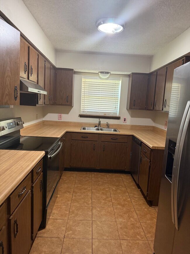 Building Photo - 3 bedroom, 1 bathroom Home in Barling