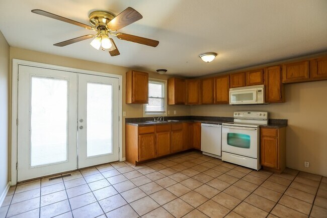 Building Photo - Cute Raised Ranch
