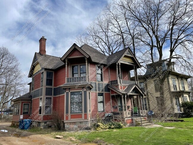 Building Photo - 808 W Kalamazoo Ave