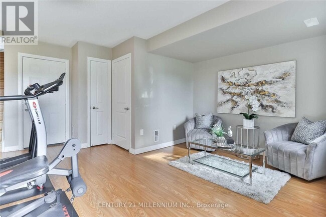 Photo du bâtiment - 496 Rossland Rd W