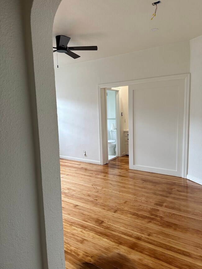 Foto del edificio - 4437 Ambrose Ave