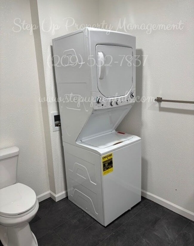 Building Photo - 494 Snell St