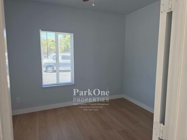 Foto del edificio - 2314 Willow Pass Rd