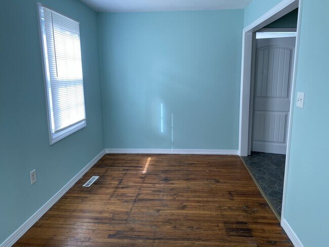 Building Photo - 3 Bedroom/ 1 Bathroom Available 800 per