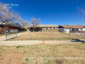 Building Photo - 5009 Royal Dr