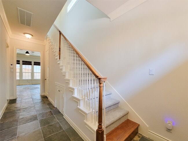 Building Photo - 2911 Clinton Dr