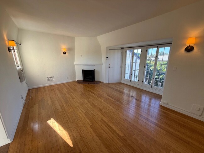 Building Photo - 1154 N Curson Ave