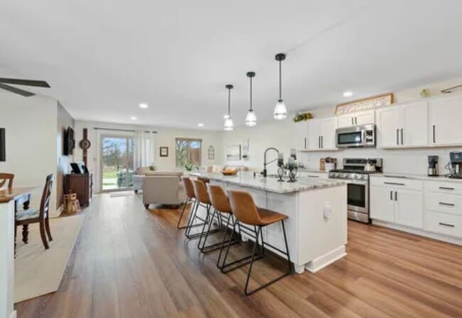 Building Photo - 3172 Parkview Cir