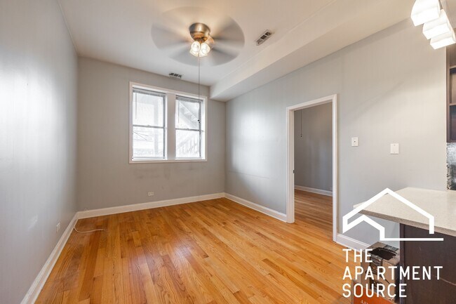 Foto del edificio - 2124 N Milwaukee Ave