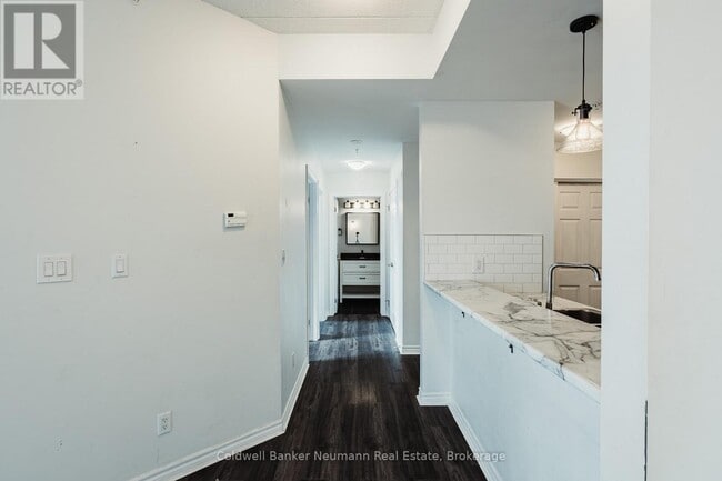 Building Photo - 2 Colonial Dr